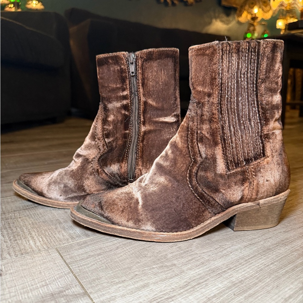Free People Barbary Champagne Vintage Ankle Boots
Size 37 (Women’s)